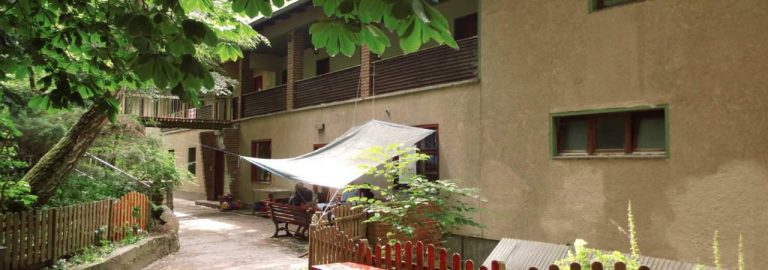 GruppenhausNah2_16zu9-1280x450